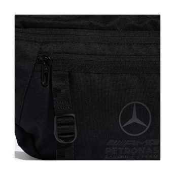 Mercedes AMG Petronas torbica oko struka Lights Out black F1 team 2026